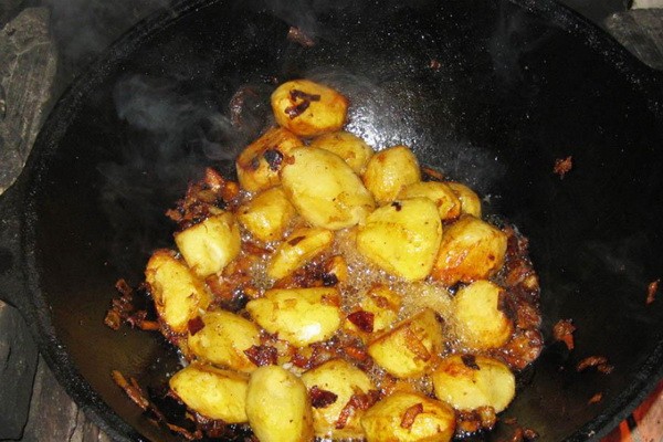 How to stew potatoes with mushrooms in a cauldron