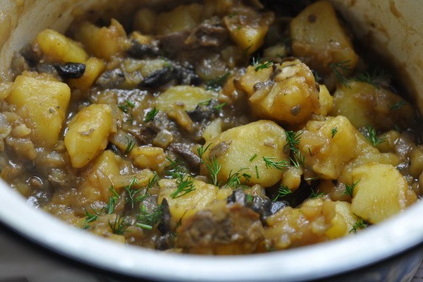 How to stew potatoes with mushrooms in a cauldron