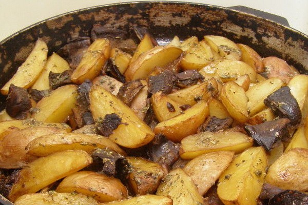 How to stew potatoes with mushrooms in a cauldron