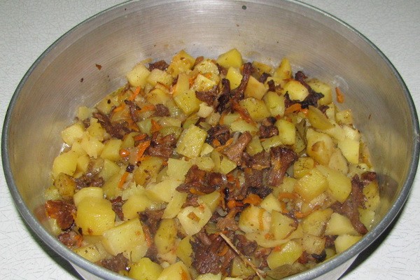 How to stew potatoes with mushrooms in a cauldron