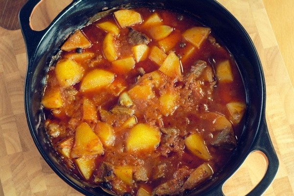 How to stew potatoes with mushrooms in a cauldron