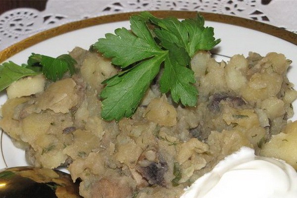 How to stew potatoes with mushrooms in a cauldron