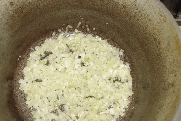 How to stew potatoes with mushrooms in a cauldron