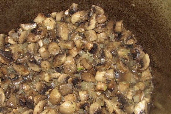 How to stew potatoes with mushrooms in a cauldron