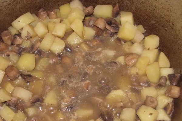 How to stew potatoes with mushrooms in a cauldron