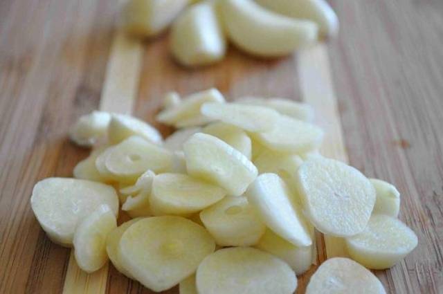 How to store garlic so that it does not dry out 