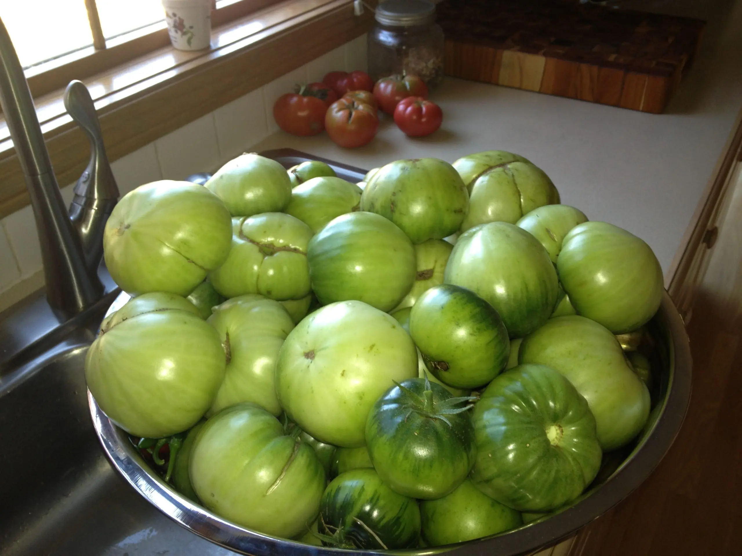 How to store green tomatoes so they turn red at home