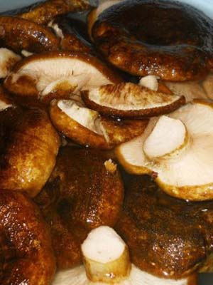 How to store salted milk mushrooms at home