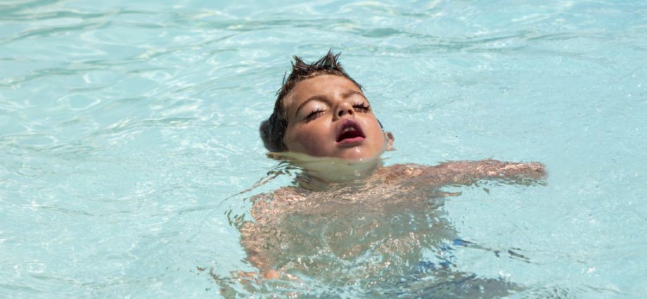 How to swim so as not to drown? WOPR lifeguard prompts