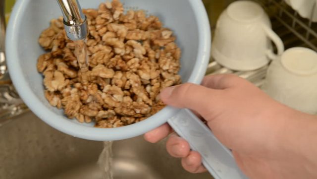 How to wash shelled walnuts