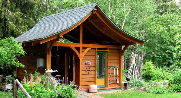 Hozblok with a shower for a summer residence