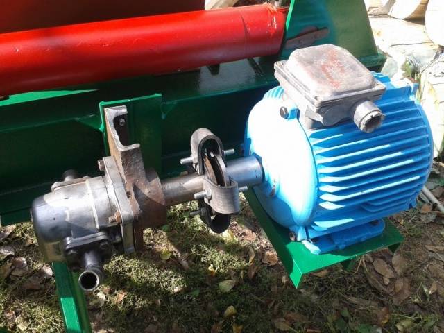 Hydraulic wood splitter with own hands