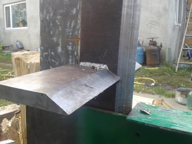 Hydraulic wood splitter with own hands