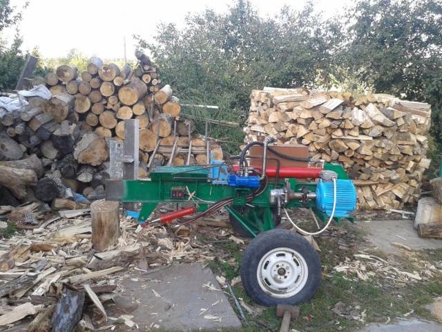 Hydraulic wood splitter with own hands