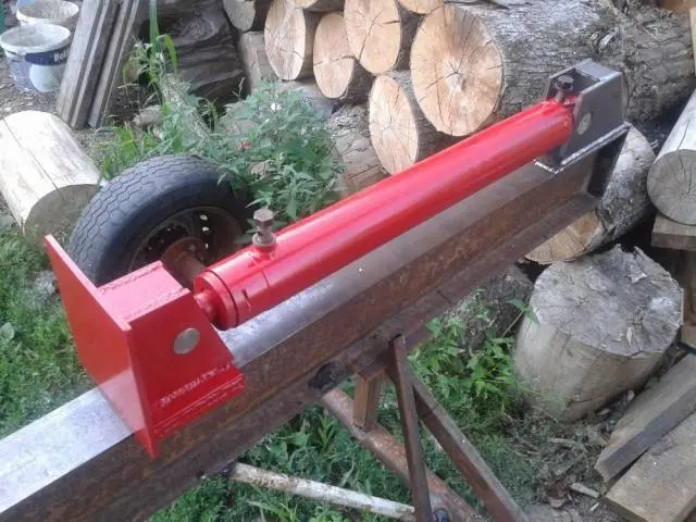 Hydraulic wood splitter with own hands