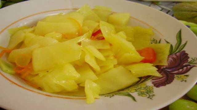 Instant marinated cabbage with turmeric