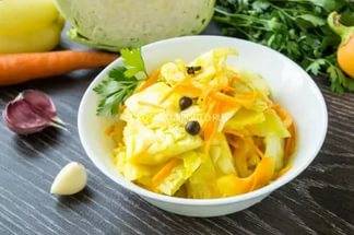 Instant marinated cabbage with turmeric