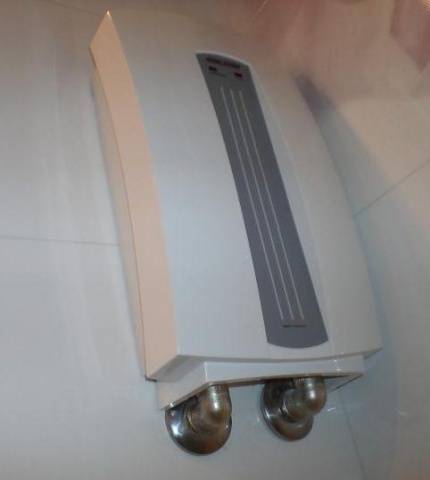 Instantaneous electric water heater for a shower for a summer residence 