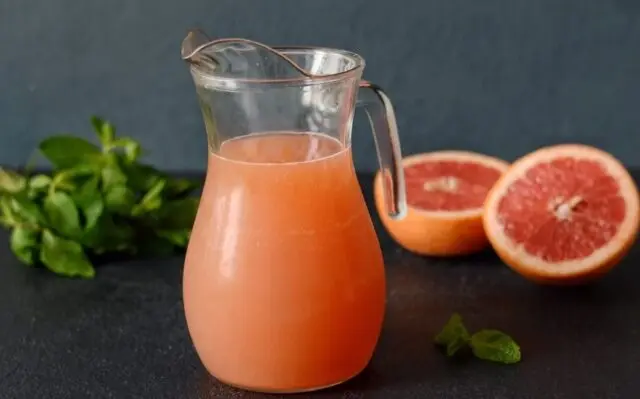 Is it possible for diabetics to have grapefruit and how much sugar is in it