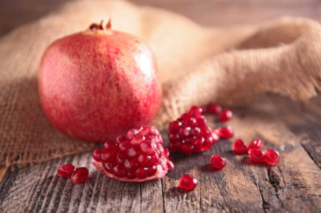 Is it possible to eat pomegranate at night for weight loss