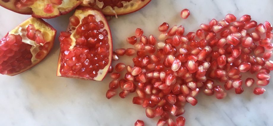 Is it possible to eat pomegranate seeds