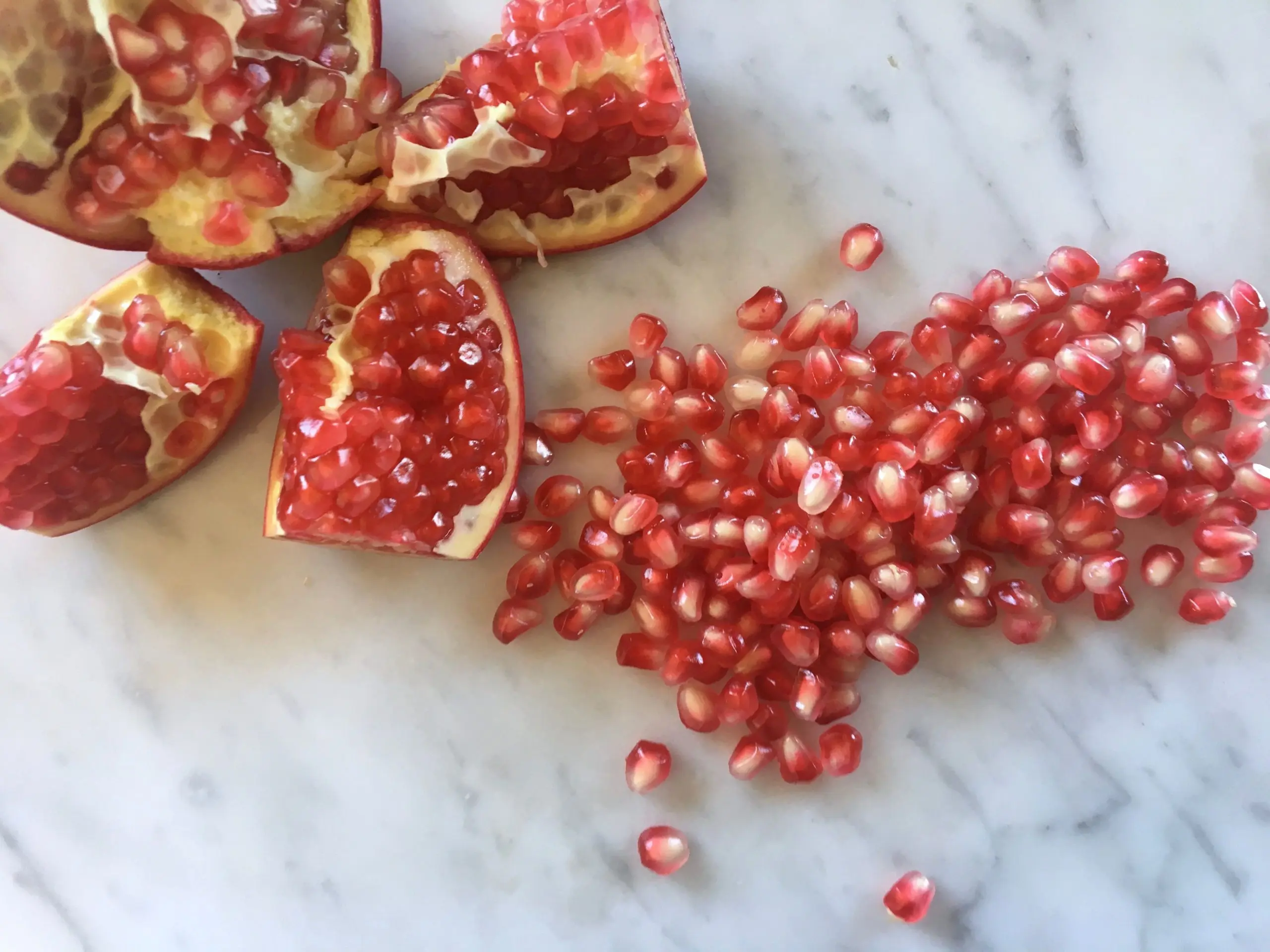 Is it possible to eat pomegranate seeds