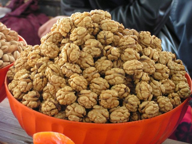 Is it possible to eat walnuts while breastfeeding