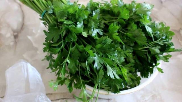 Is it possible to freeze parsley for the winter