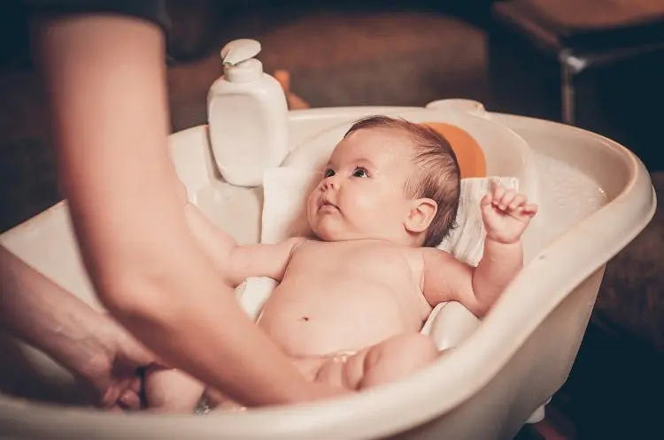 Is the dirty baby really happy? Facts and myths about washing babies