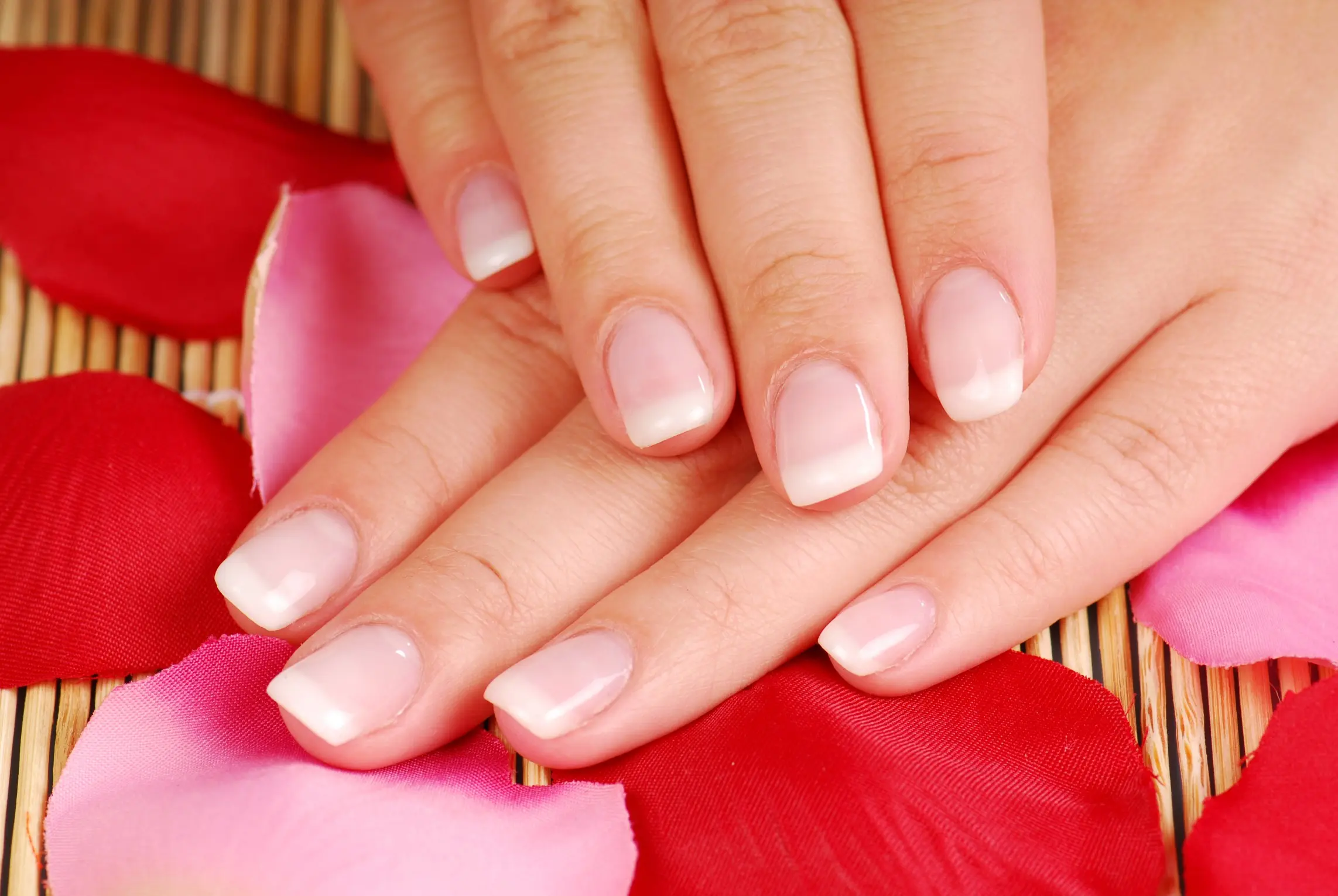 It looks unsightly, it is dangerous to health. You will notice the symptom of high cholesterol on your nails