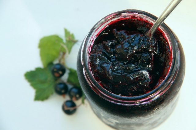 Jelly-like blackcurrant jam