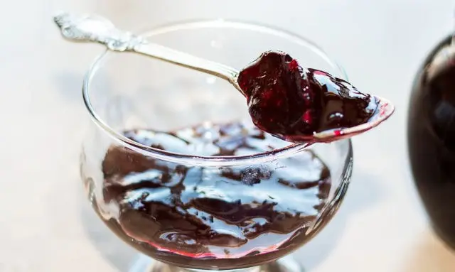 Jelly-like blackcurrant jam