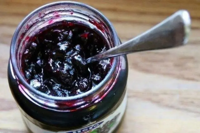 Jelly-like blackcurrant jam