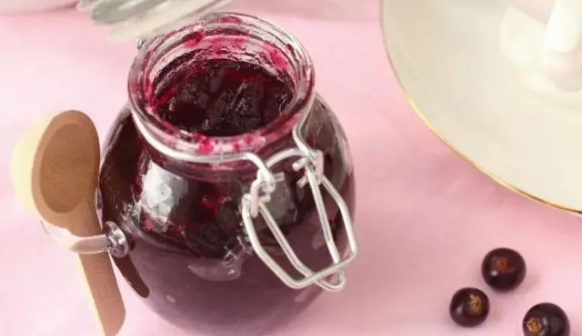 Jelly-like blackcurrant jam