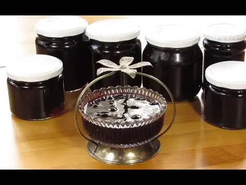 Jelly-like blackcurrant jam