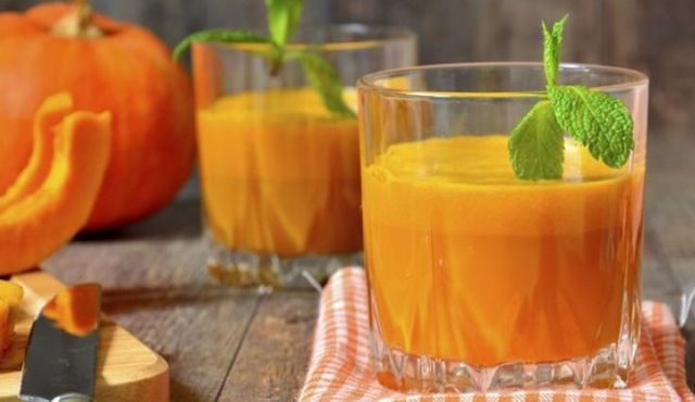 Juice from pumpkin and apples for the winter