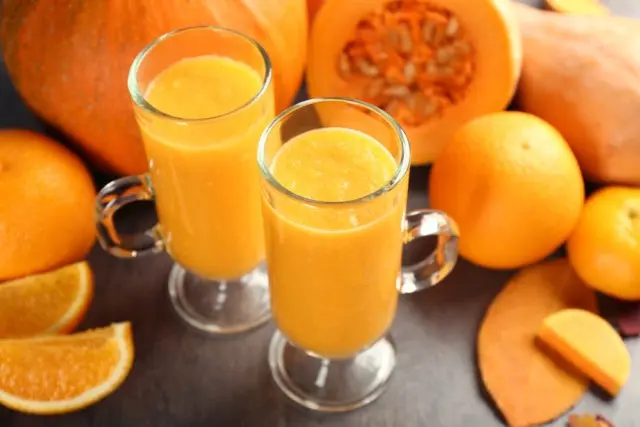 Juice from pumpkin and apples for the winter