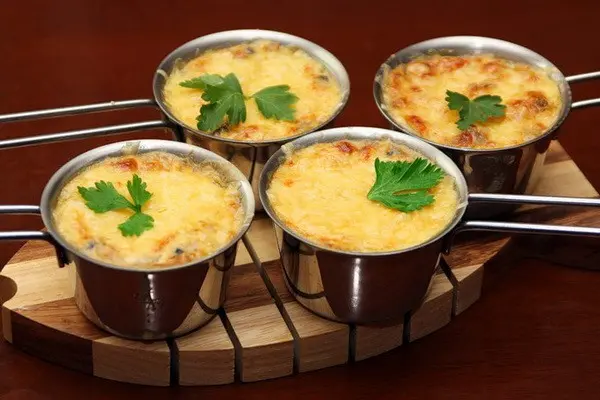 Julienne with mushrooms, chicken and cream: homemade recipes