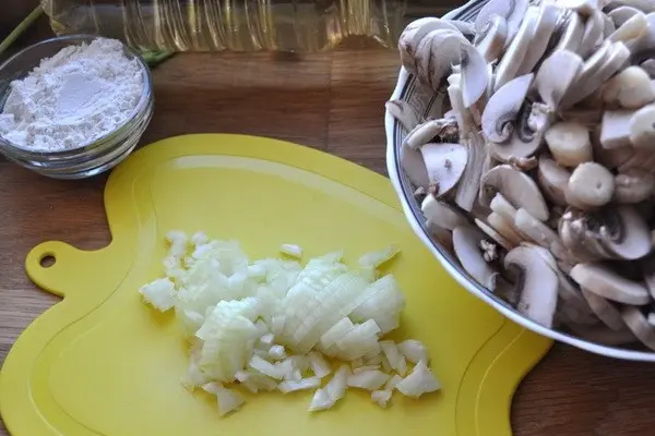 Julienne with mushrooms, chicken and cream: homemade recipes