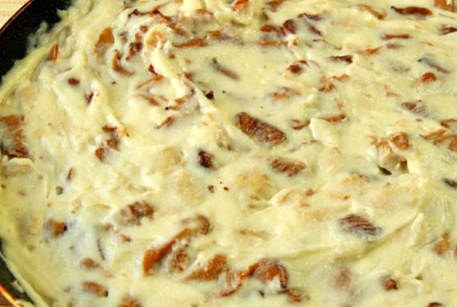 Julienne with mushrooms: recipes for cooking in the oven, in a pan, in a slow cooker