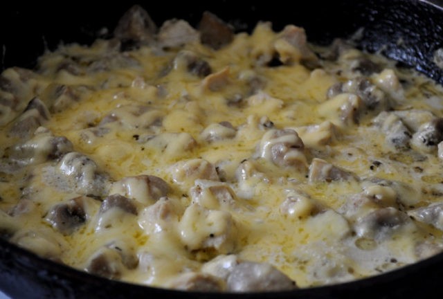 Julienne with mushrooms: recipes for cooking in the oven, in a pan, in a slow cooker