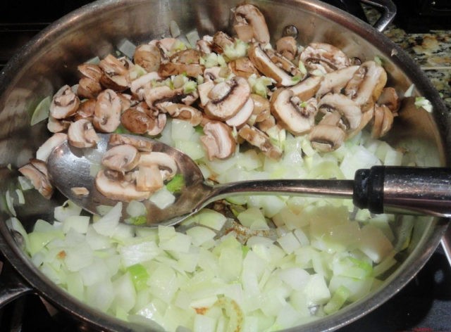 Julienne with mushrooms: recipes for cooking in the oven, in a pan, in a slow cooker