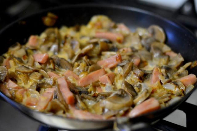 Julienne with mushrooms: recipes for cooking in the oven, in a pan, in a slow cooker