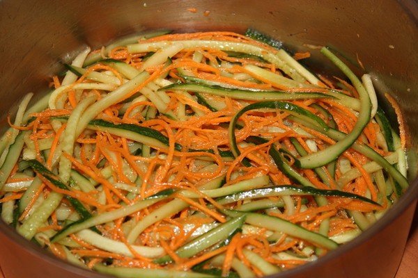 Korean-style cucumbers for the winter through a grater