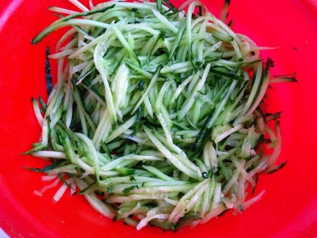 Korean-style cucumbers for the winter through a grater