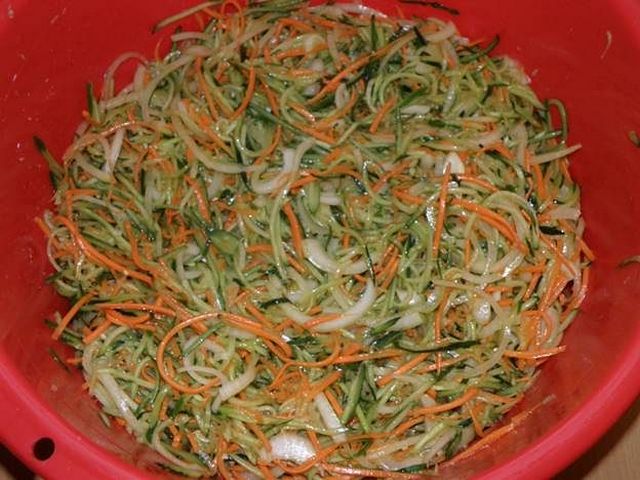 Korean-style cucumbers for the winter through a grater