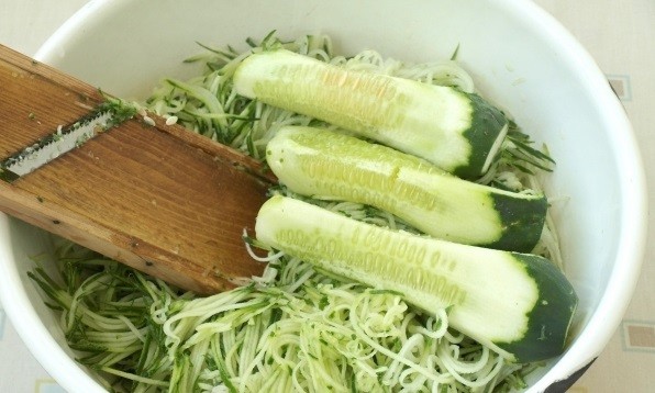 Korean-style cucumbers for the winter through a grater