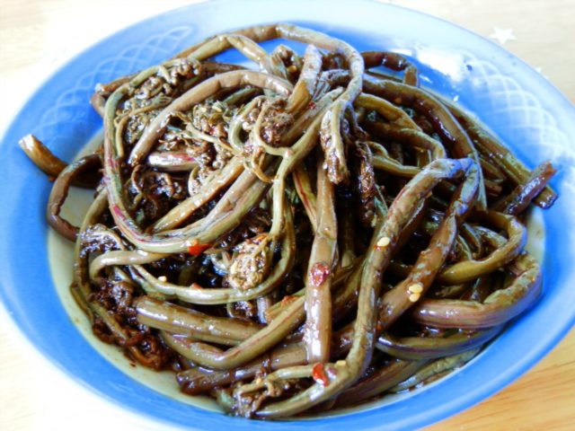 Korean-style fern salad: with carrots, with meat, spicy