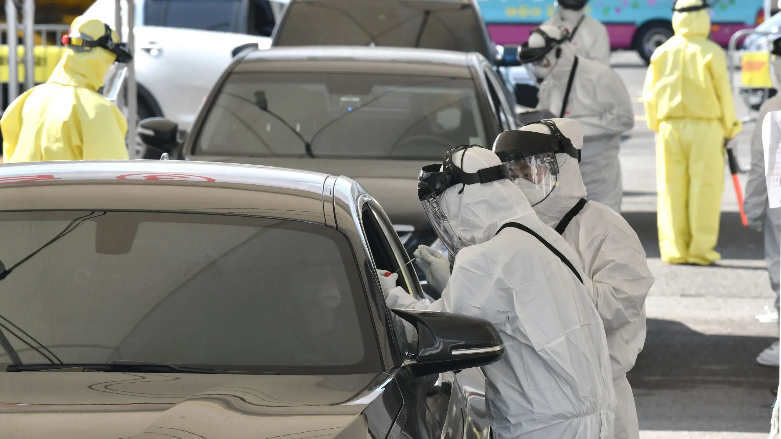 Koreans tired of the pandemic. There are fights in the buses