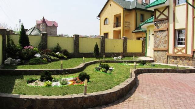 Landscape design of a small courtyard of a private house + photo 